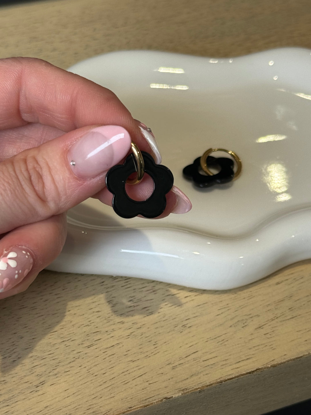 Boucles d’oreilles noir fleurs