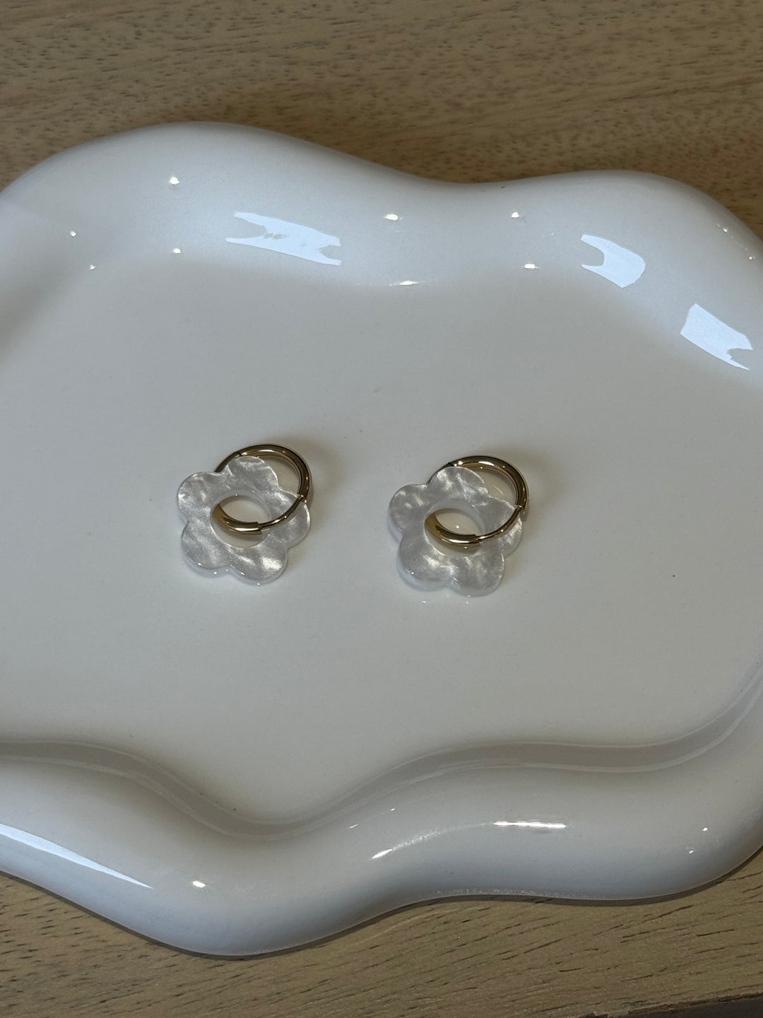 Boucles d’oreilles fleurs blanches nacré