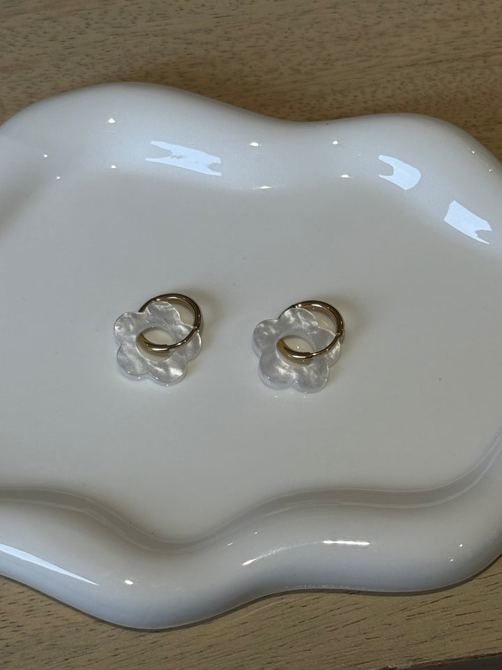 Boucles d’oreilles fleurs blanches nacré