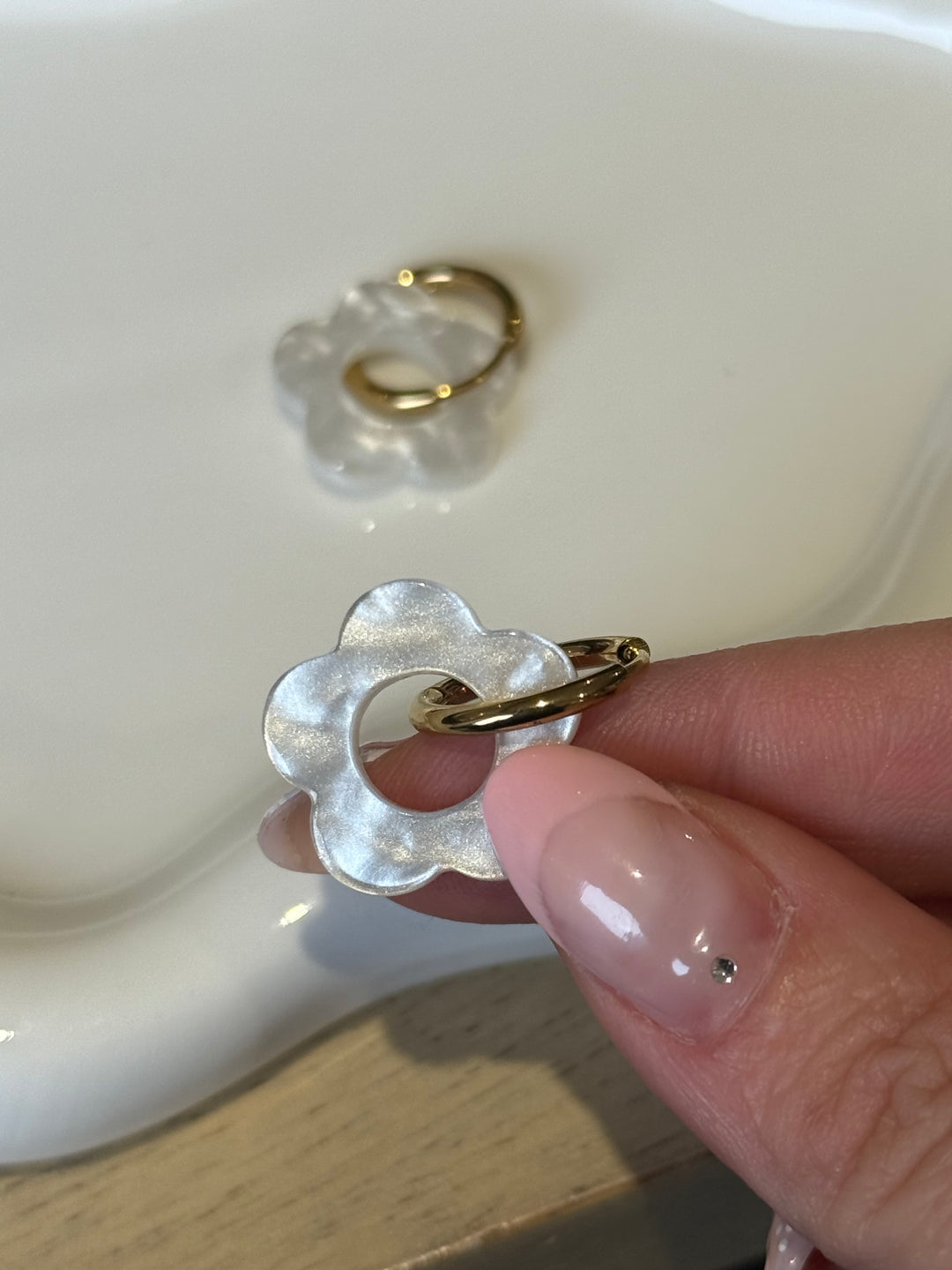 Boucles d’oreilles fleurs blanches nacré