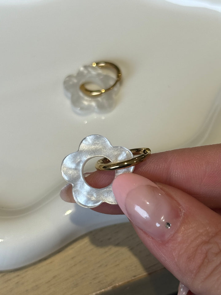 Boucles d’oreilles fleurs blanches nacré