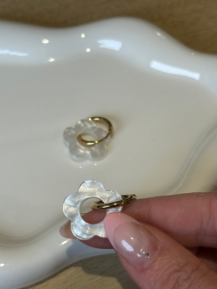 Boucles d’oreilles fleurs blanches nacré